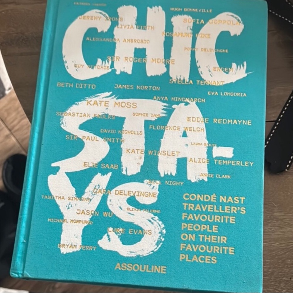 Assouline Chic Stays Book - Blue